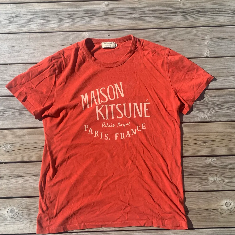 Maison Kitsune Tshirt som jag köpt för länge sedan, klassiskt print från MK och fin rödorange färg, små fläckar men de går bort i tvätten☺️ Skriv för fler frågor eller bilder . T-shirts.