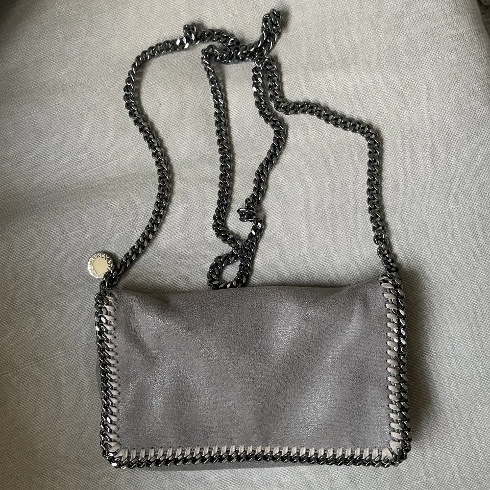 Crossbody-väska från Stella McCartney i använt men superfint skick. Köpt för ca. 7000kr runt år 2016. Gör vilken outfit som helst classy! . Väskor.
