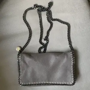 Crossbody-väska från Stella McCartney i använt men superfint skick. Köpt för ca. 7000kr runt år 2016. Gör vilken outfit som helst classy! 