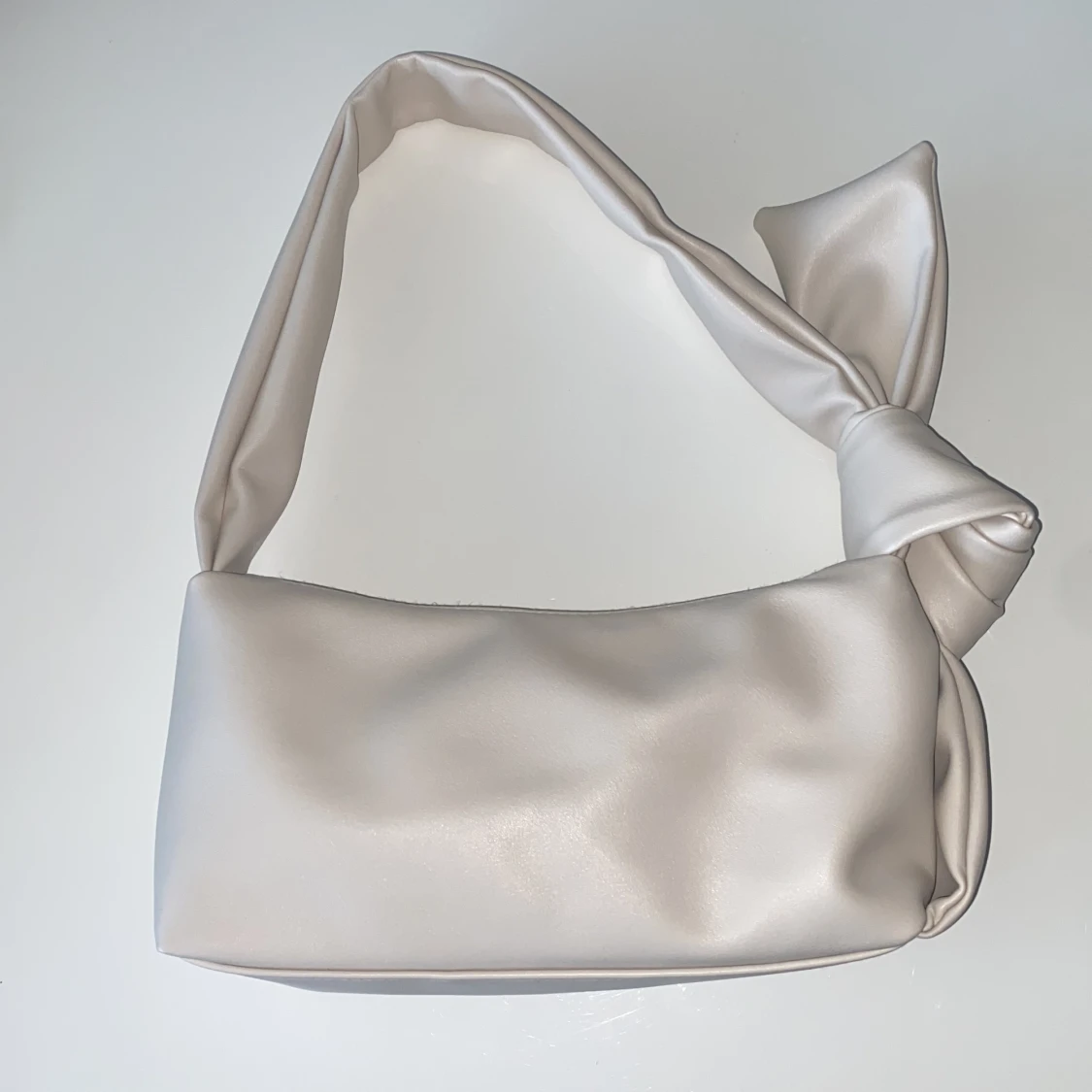 Hand/axelväska i faux skinn 