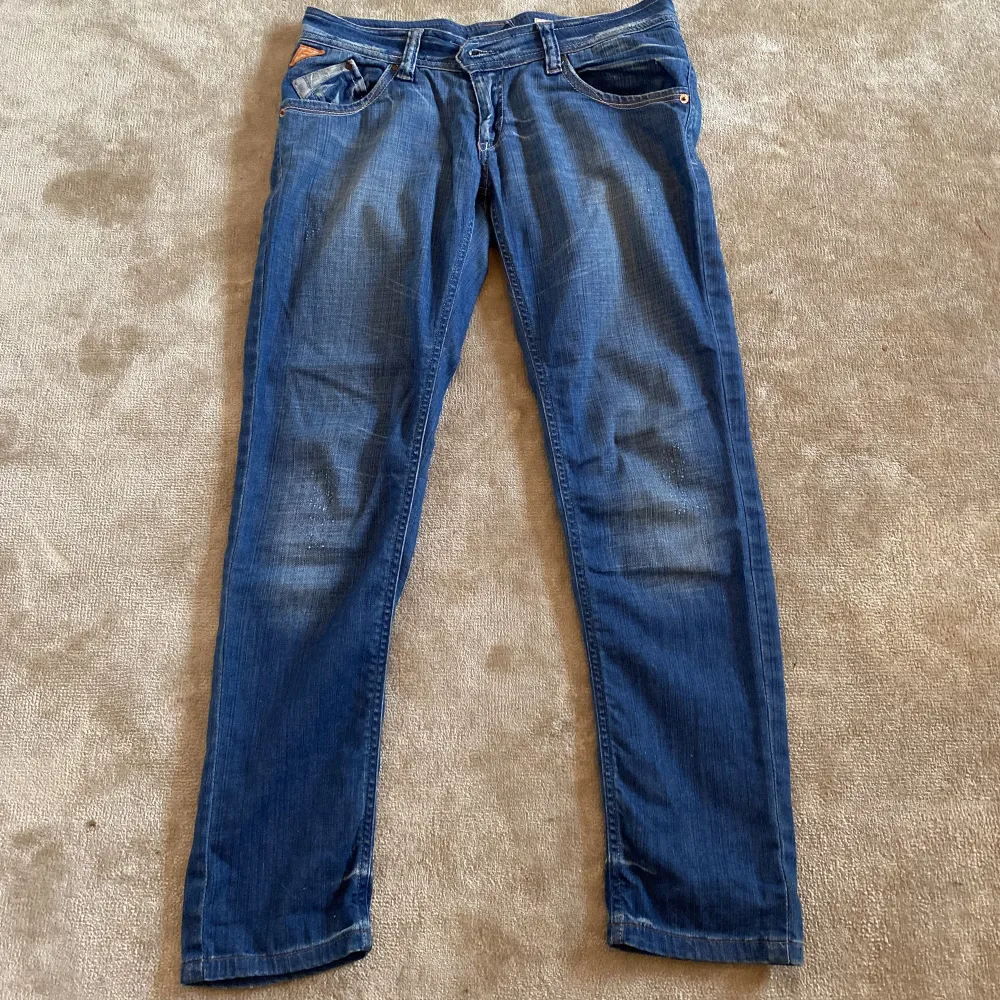 Säljer dess low waist jeans pga att dom är förstora, mycket bra skick❤️. Jeans & Byxor.