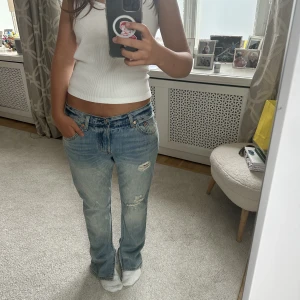 Levis jeans - Söljer Low waist Levis 501 jeans med slitsar där nere som är så snygga och köpte second hand!!
