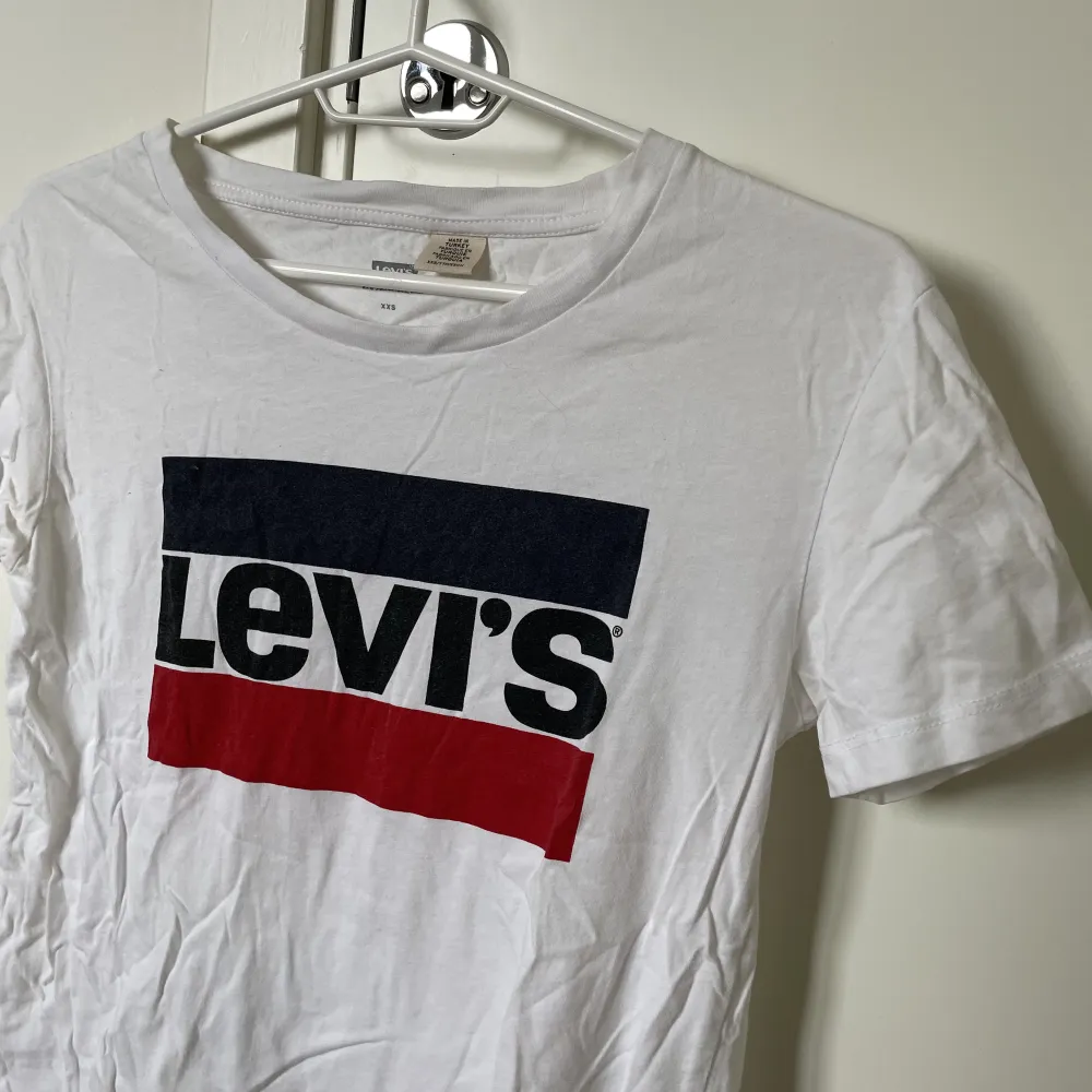 Levi’s T-shirt i Strl Xxs. Nypris - 319kr Använd fåtal gånger.. T-shirts.