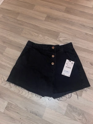 Shorts från Zara - Aldrig använda. 100kr + frakt 