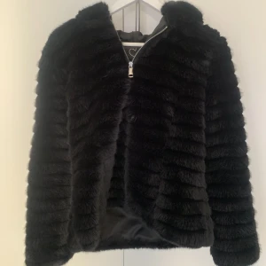 Pälsjacka - Fake päls  köpt för 1000kr