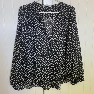 Prickig blus - Söt blus, använd 1-2 ggr.