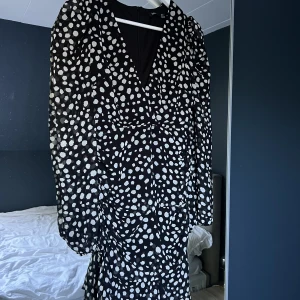 Klänning - Prickig klänning från boohoo