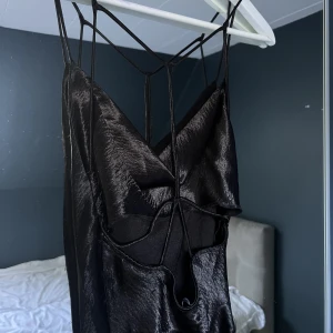 Klänning - Svart jättefin klänning med öppen snörad rygg