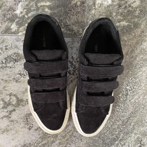 Even&Odd sneakers💗 - Jättebra skick! Den ena är lite mer gulare eftersom jag ej hann att tvätta den men ska innan de skickas såklart, tyvärr har de blivit för små och kan inte ha dem längre men de är så extremt sköna. Har haft dem i lite mindre än ett halvår!🥰 