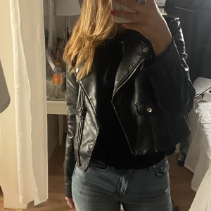 Skinnjacka zara - Snygg skinnjacka från zara i en kortare modell, står storlek M men skulle säga att de är en XS❤️