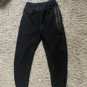 Nike Tech - Säljer mina Nike tech byxor som är i väldigt fint skick. Skriv till mig ifall du undrar över något!