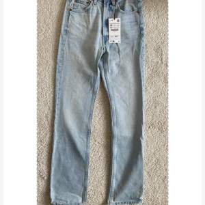 Helt nya zara jeans, raka i modellen och högmidjade, köpte i en strl för liten o därav säljer dom, endast testade!🌸 Skulle säga att längden passar någon mellan 165-170! Då jag själv är 167