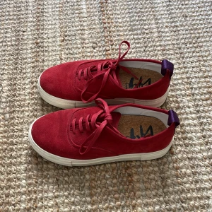 Eytys sneakers - Ursnygga röda sneakers från Eytys i stl 37! Mycket fint skick! Priset kan diskuteras:)