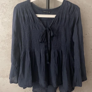 Super söt blus - Jättefin mörkblå blus som liknar odd Molly blusen väldigt mycket💕köpt utomlands men inte kommit till stor användning💋