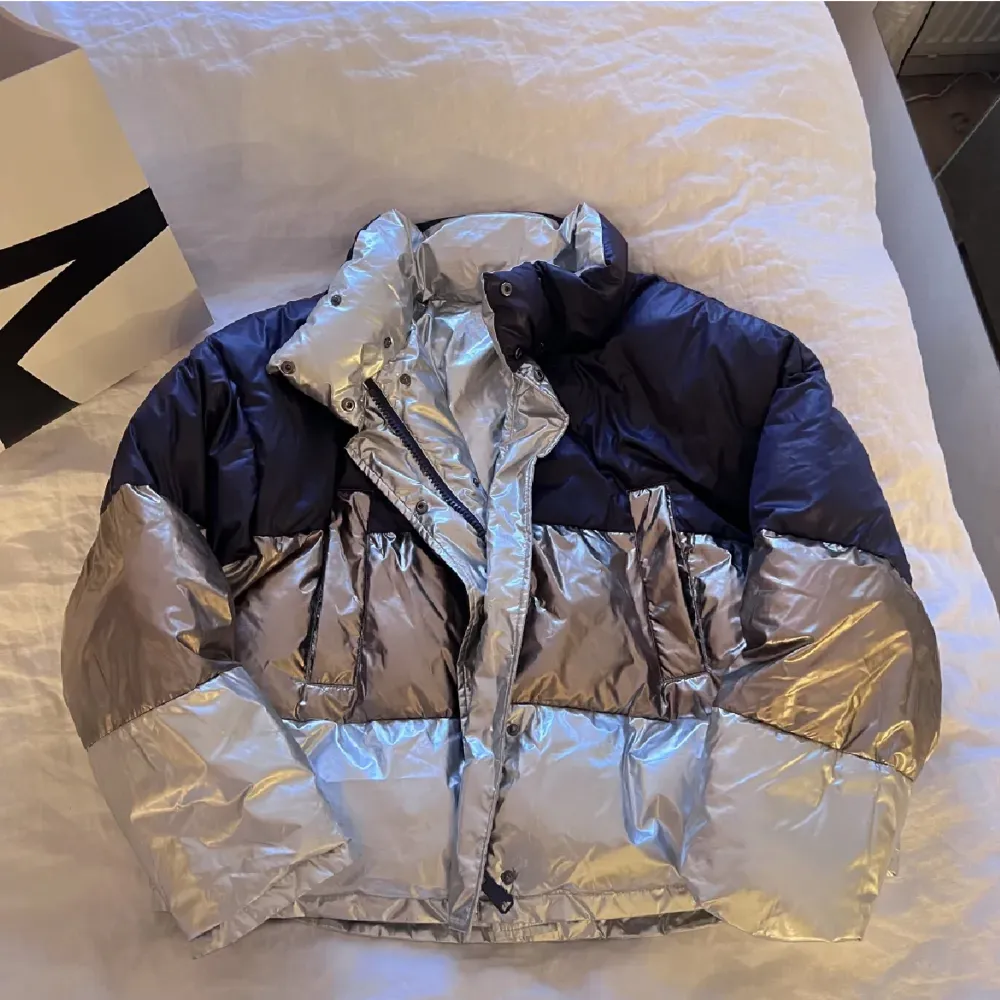 Svincool jacka från Zara som går att ha på två sätt😍Storlek M (lite oversized) lite kortare modell och och är knappt använd💕. Jackor.