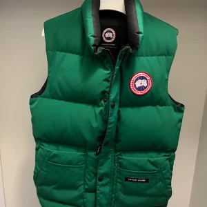Canada Goose väst  - Canada Gosse väst i fint skick med väldigt ovanlig färg! strl XS men passar även S o M Cond 8,5/10, färg pinegreen/ grön. Price less (Går inte att få tag på en i denna färg)! Nypris 7000kr 