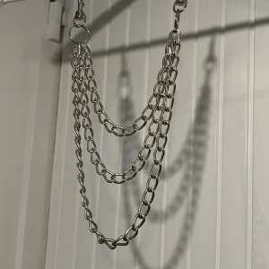 byx kedja  - silvriga byx kedjor som du fäster på dina byxor i ”öglorna” där skärpet sitter. passar nästan alla byxor och storlekar :) köpt från bluefox 