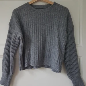 Grå stickad tröja, one size  - Lite kortare stickad tröja. Storlek one size men jag skulle säga att den passar XS-M, beroende på hur man vill att den ska sitta. 