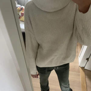 Stickad tröja - Säljer denna stickade tröja med krage så jag inte andvänder den så mycket. Den har stor krage och är skön under vintern och hösten💕den är välanvänd och luktar inte konstigt eller har synligt slitage❤️