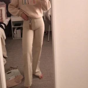 BEIGE WIDE JEANS - Ett par snygga beiga vida jeans.  Endast använda fåtal gånger, slutsålda på hemsidan. Säljes pga för små för mig :( Frakt tillkommer, priset kan diskuteras:)