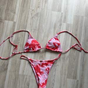 ✨ ALDRIG ANVÄND ✨   Bikini från shein i en rosa färgad kombo.  Storleken på denna är L men jag tycker det är en S. 💓🌸💕 Köpt för ca 170 kronor 