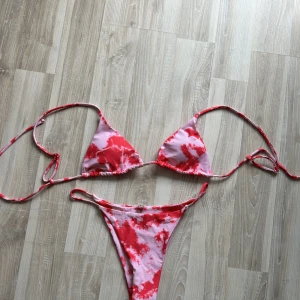 Bikini SHEIN - ✨ ALDRIG ANVÄND ✨   Bikini från shein i en rosa färgad kombo.  Storleken på denna är L men jag tycker det är en S. 💓🌸💕 Köpt för ca 170 kronor 