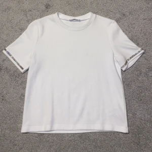 Vit tröja från ZARA med glitter/diamanter - Vit tröja från Zara med strass runt ärmarna. Aldrig använd och tröjan säljs inte längre. Lite tjockare tyg så passar bättre inför höst och vinter än för sommaren 💕pris kan vi prata om