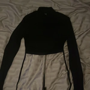 Tröja med öppen rygg  - En svart tröja med öppen rygg😊