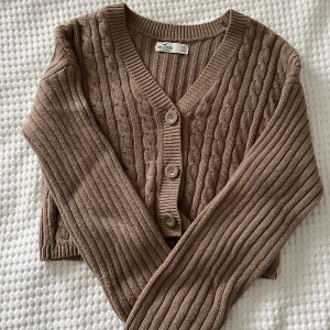 Stickad brun tröja - En superfin brun kabelstickad tröja från hollister som är använd ett fåtal gånger💓