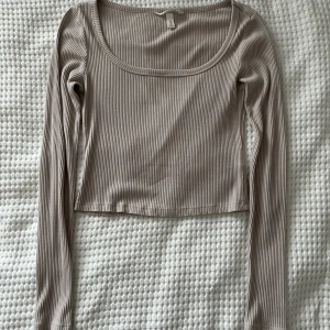 Beige långärmad tröja från hm - En väldigt fin beige långärmad tröja från hm med en lite djupare skurning på framsidan💓