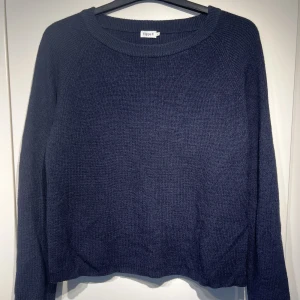 Blå stickad Flippa K tröja - Jättesnygg finstickad, tunnare tröja från Flippa K. Den är i fint skick och mycket skön! Tröjan är i 60% merinoull samt 40% bomull. Tröjan är liten i storleken!