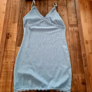 Fin klänning/underklänning från H&M. Ljusblå med spets i fint skick. Nypris 159.