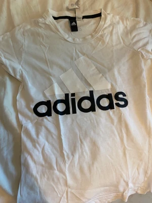 Adidas tshirt  - Storlek xs