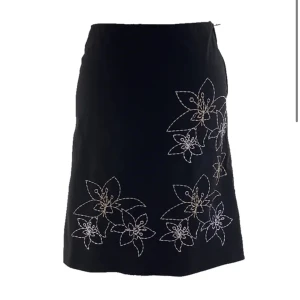 2000s 2000-tal kjol - Finns att köpa på jealoussecondhand.com