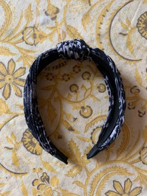 Hårband  - Fint hårband i leopardmönster i fint skick!