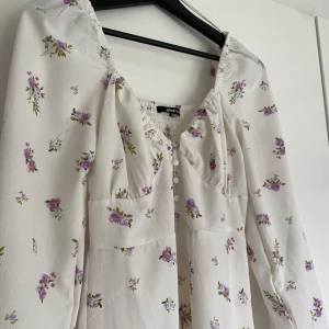 Fin lång blommig sommarklänning - Gina tricot - Säljer nu denna fina långklänning! Köpte i början av sommaren men kom inte till användning pga storlek. Materialet är ganska kompakt så den är inte genomskinlig. Säljes för 250kr Nypris: 500kr