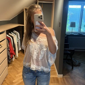 Vit topp - Jättesnygg festtopp som passar till allt! Frakt tillkommer