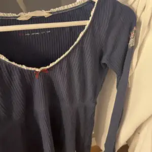 Marinblå odd Molly tröja, köpt här på Plick men kom inte till användning så mycket