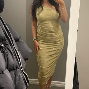 Guldglittrig klänning - Klänning till nyår eller andra festligheter. Använd 1 gång på nyår 2023. XS funkar även som en S beroende på hur man vill att den ska sitta.  Nypris 699kr mitt pris 200kr  Skriv vid frågor 😊