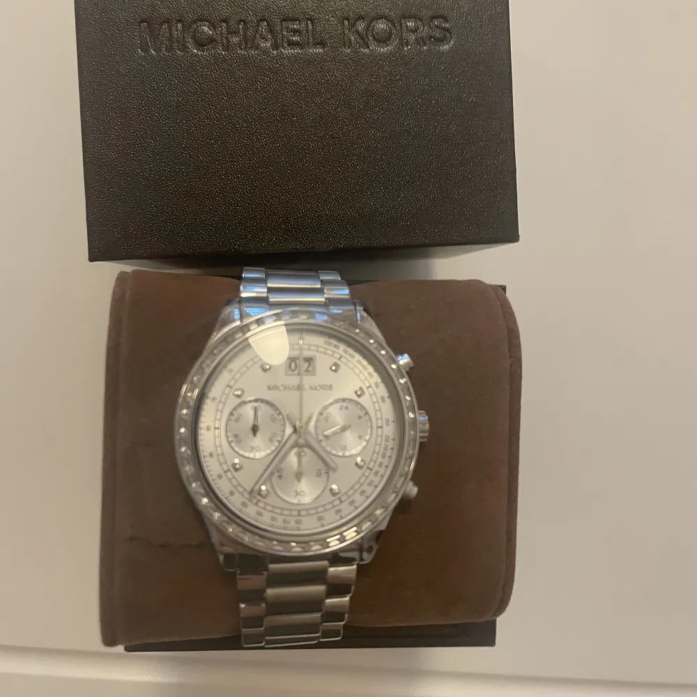 Michael kors klocka i silver för 1000kr. Pris kan diskuteras vid snabb affär. 💕. Accessoarer.