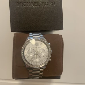 Klocka Michael kors - Michael kors klocka i silver för 1000kr. Pris kan diskuteras vid snabb affär. 💕