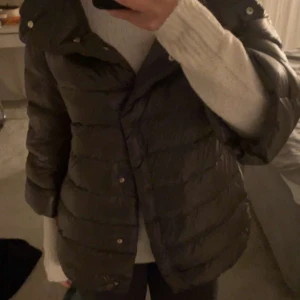 Herno jacka  - Supersnygg brun herno jacka i storlek 42 it och passar någon som vanligtvis har s/m. Köpt för 7100 kr ny i vintras och sparsamt använd!💕