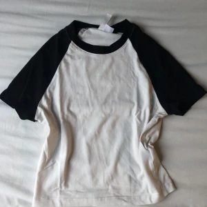 Cropped t-shirt  - Cropped t-shirt från H&M i mycket bra skick 💕