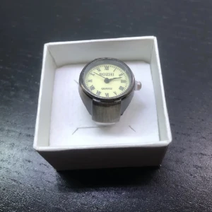 Klockring - Snygg klockring i aluminium. Den är i mycket bra skick. Hör gärna av dig vid intresse!😊