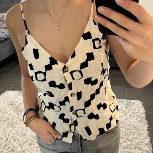 Linnetopp från H&M - Söt topp i linnen med knappar. Oanvänd. Lite liten i storlek