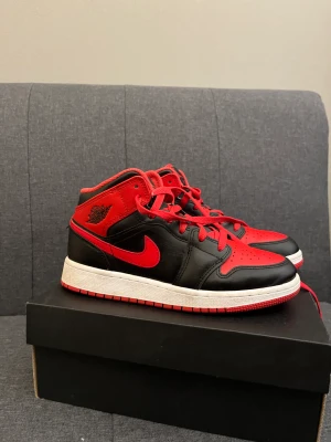 Air Jordan 1 Mid - Säljer dessa då de inte kommit till användning. Har används 3 gånger och kan tänka mig att sänka priset.  De är även inte creasade. Skriv för fler bilder. Köpta på foot locker🫶🏻