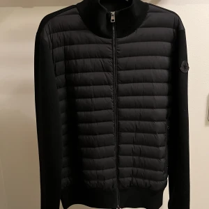 Moncler jacka/cardigan  - Modellen heter moncler cardigan tricot. Finns tag som visar på att den är äkta. Säljer då den inte används då jag personligen inte gillar passformen på den. Jag är ganska lång. Den är som ny har knappt används någon gång. Storlek M. Nypris 9000 kr.