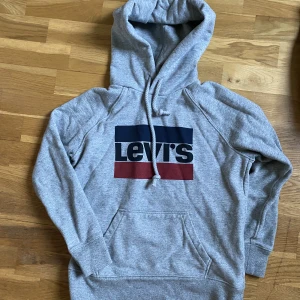 Grå Levi’s hoodie  - Grå hoodie, jätteskön, skick 9.5/10. Nästan aldrig använd. Skön och sitter lite tajtare. 