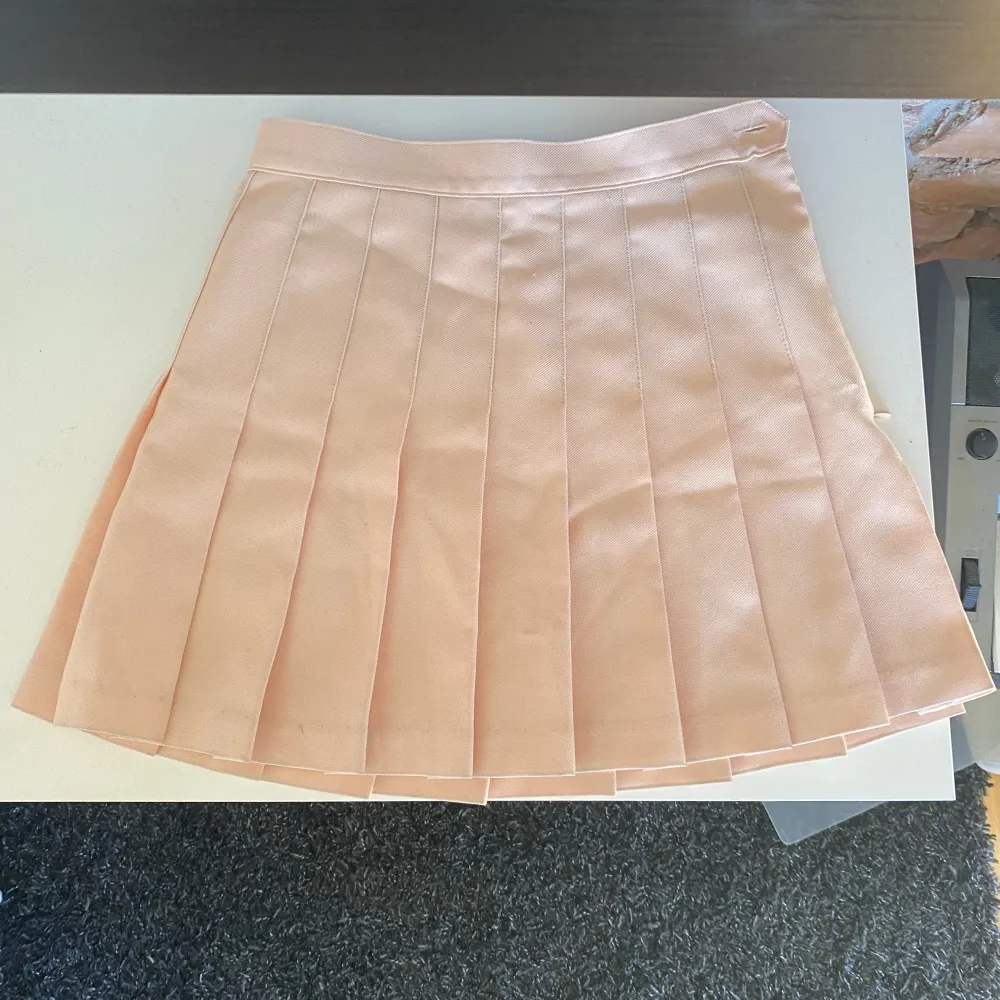 jättesöt rosa kjol! midja- 33cm rakt över längd-38cm. har använt den endast ett par gånger (tvättas innan den skickas). . Kjolar.