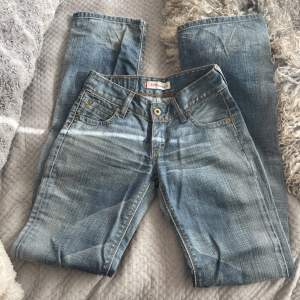 Low waist straight Levi’s jeans i modellen 570. Använda ca 3 ggr då de är för små.  midja: 35 cm Innerben: 86 cm